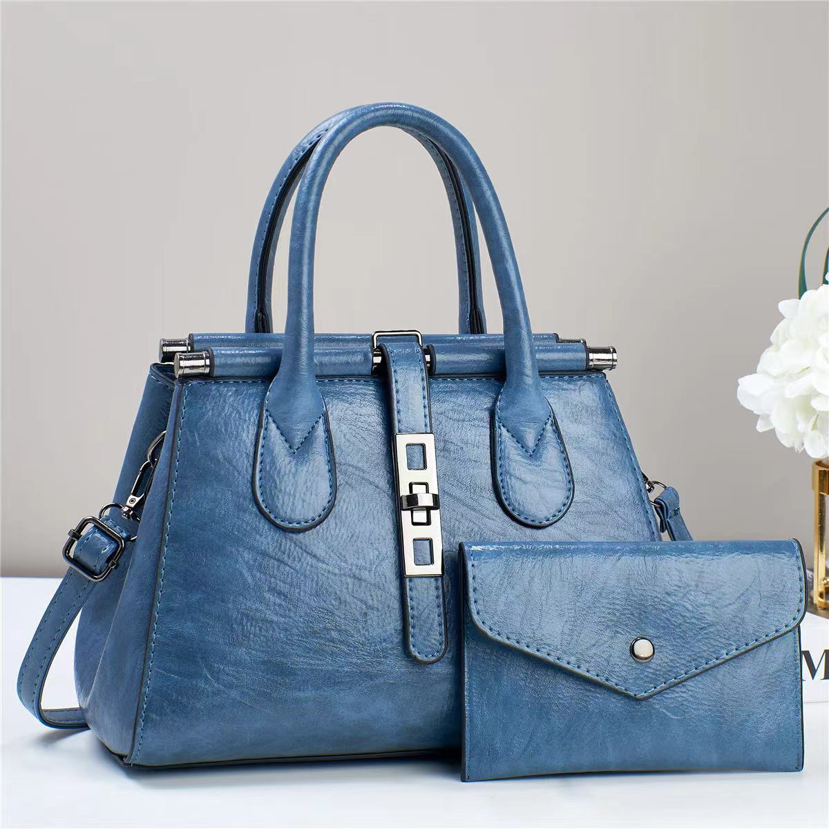 Stylish Retro Shoulder Bag with Large Capacity