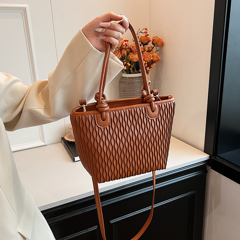 Simple Women 's Shoulder Bag with a Modern Design