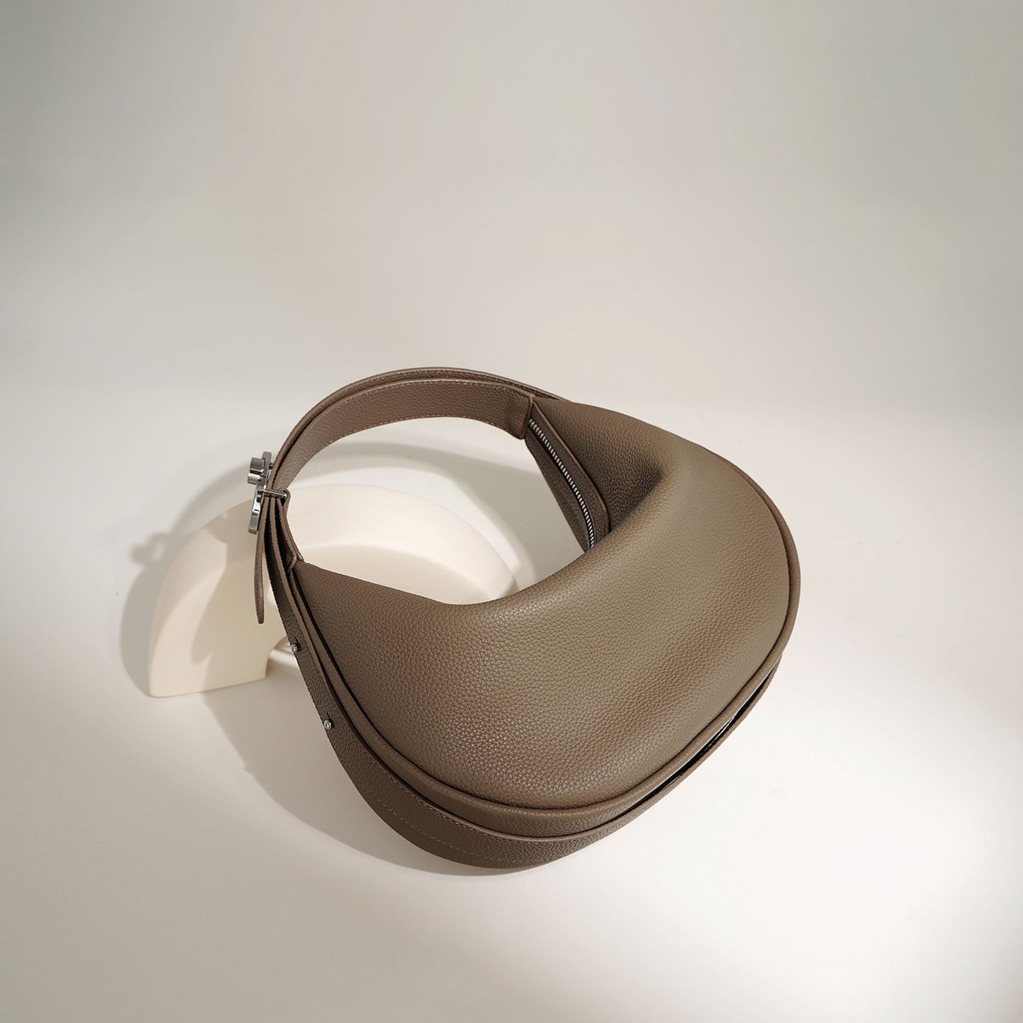 Elegant Leather Shoulder Bag in Hobo Style