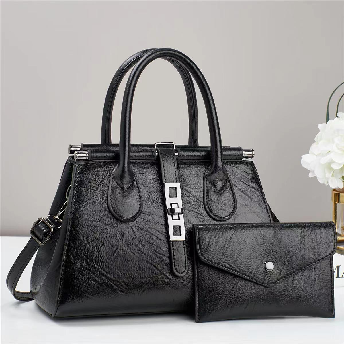 Stylish Retro Shoulder Bag with Large Capacity