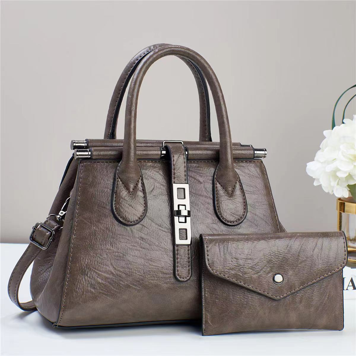 Stylish Retro Shoulder Bag with Large Capacity