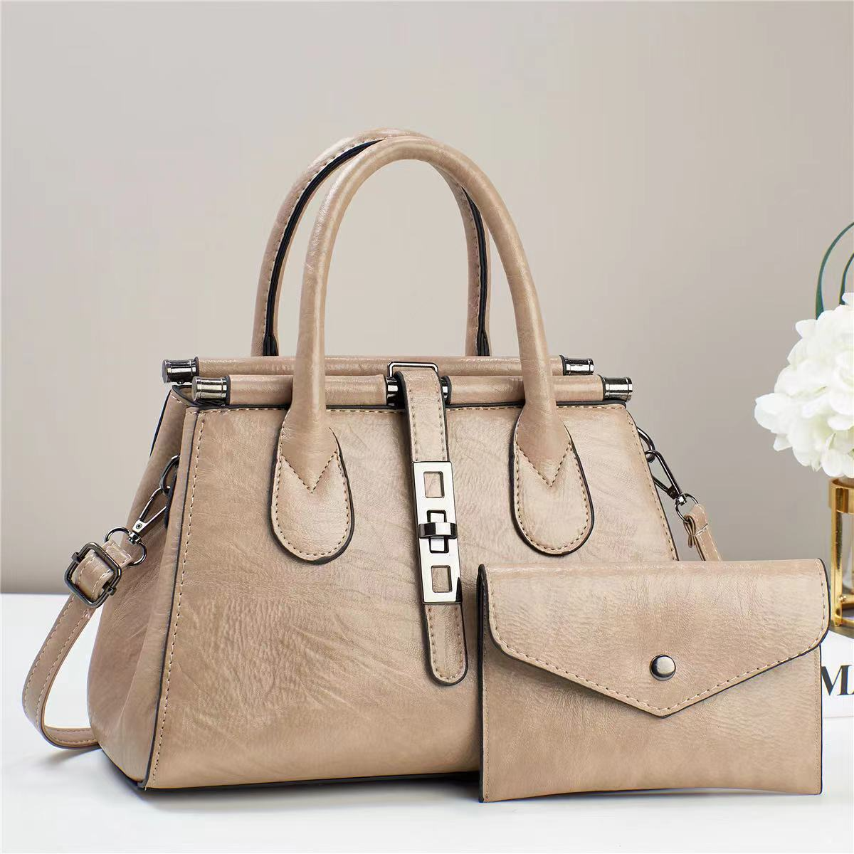 Stylish Retro Shoulder Bag with Large Capacity