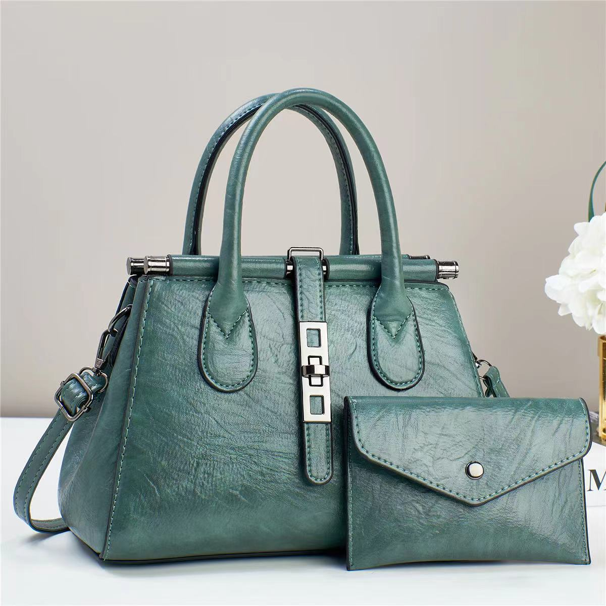Stylish Retro Shoulder Bag with Large Capacity