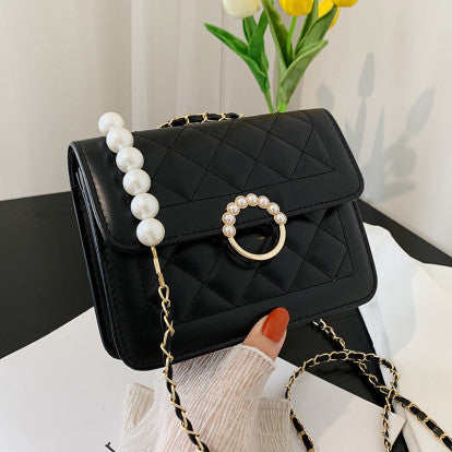Diamond Chain Bag - Glamour Meets Style