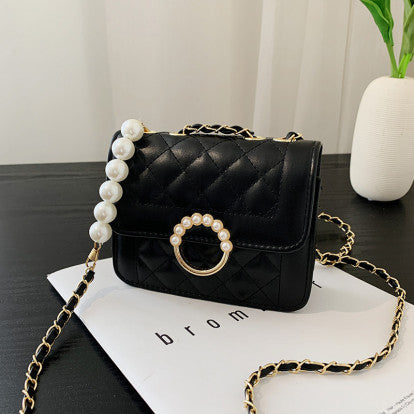 Diamond Chain Bag - Glamour Meets Style