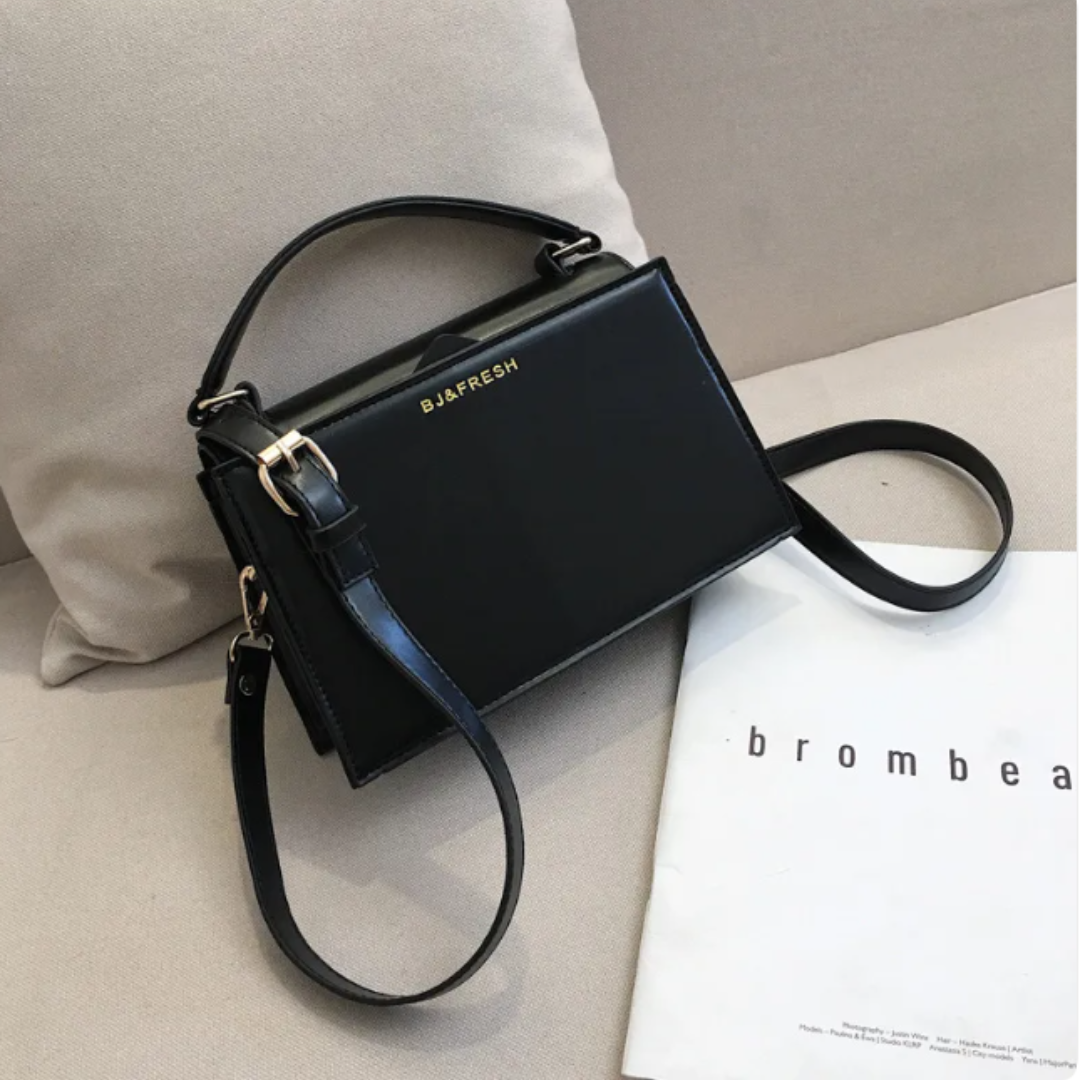 Women 's Shoulder Bag in a Modern Style