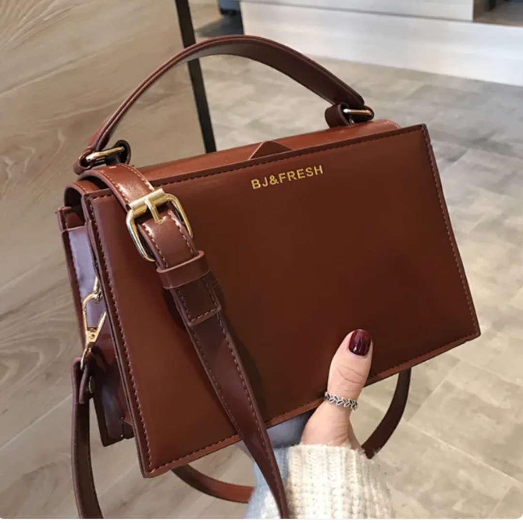 Women 's Shoulder Bag in a Modern Style