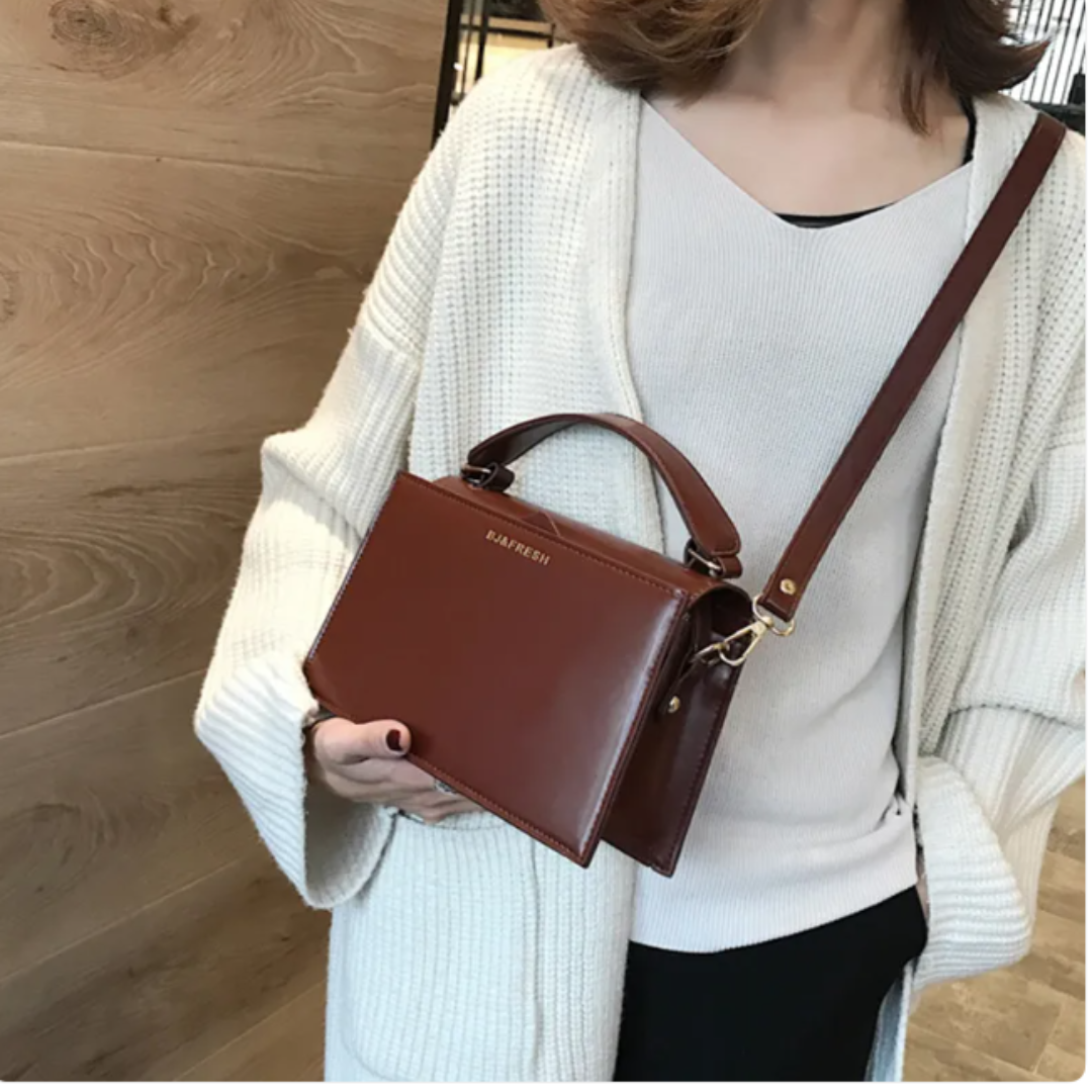 Women 's Shoulder Bag in a Modern Style