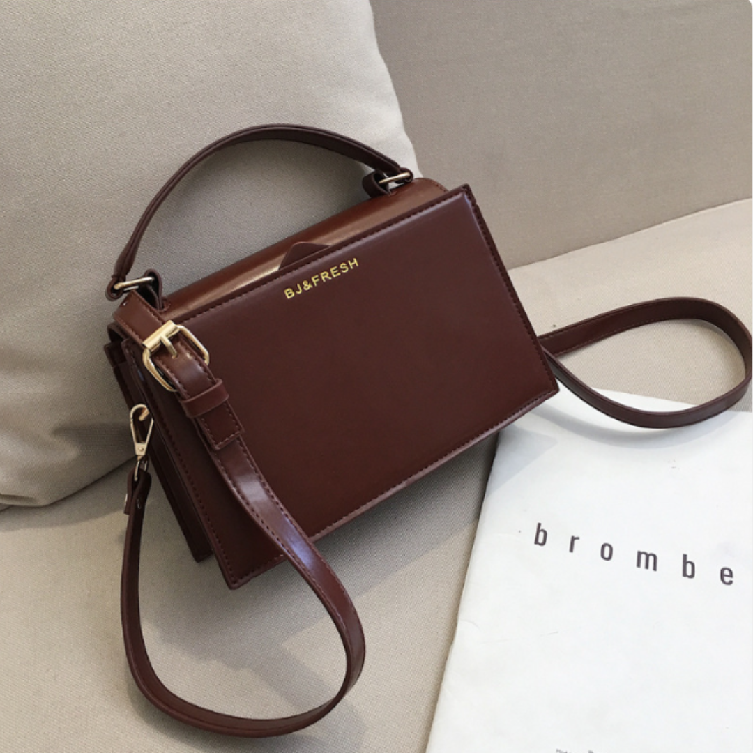Women 's Shoulder Bag in a Modern Style
