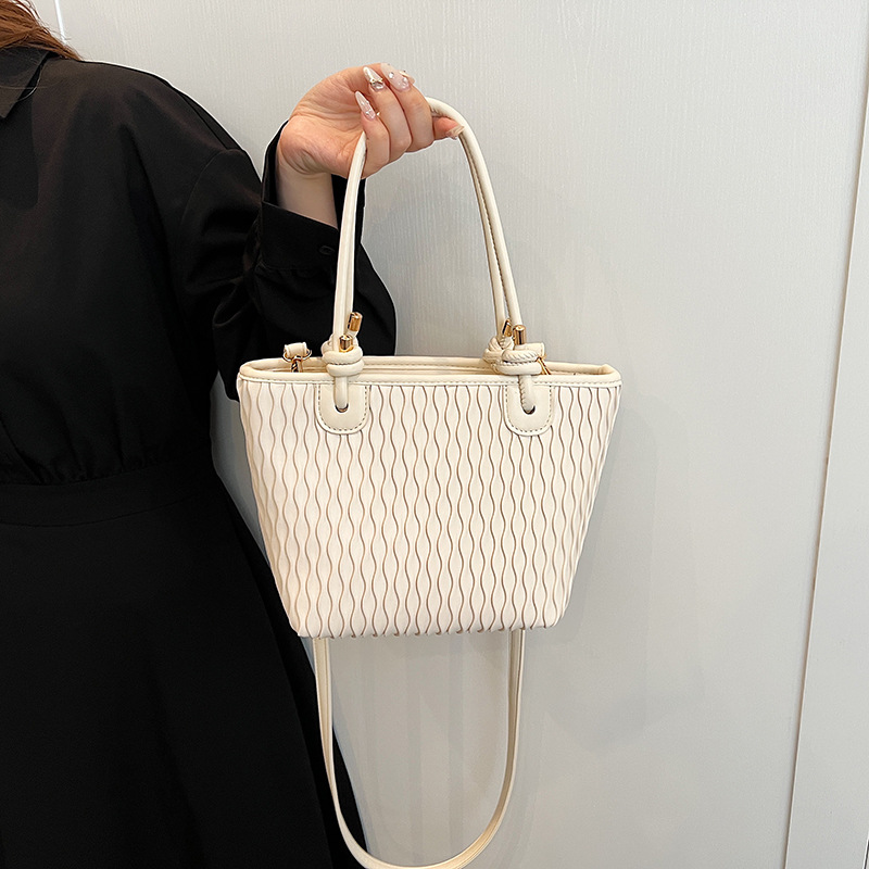 Simple Women 's Shoulder Bag with a Modern Design