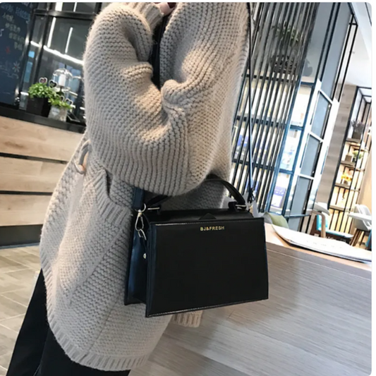 Women 's Shoulder Bag in a Modern Style
